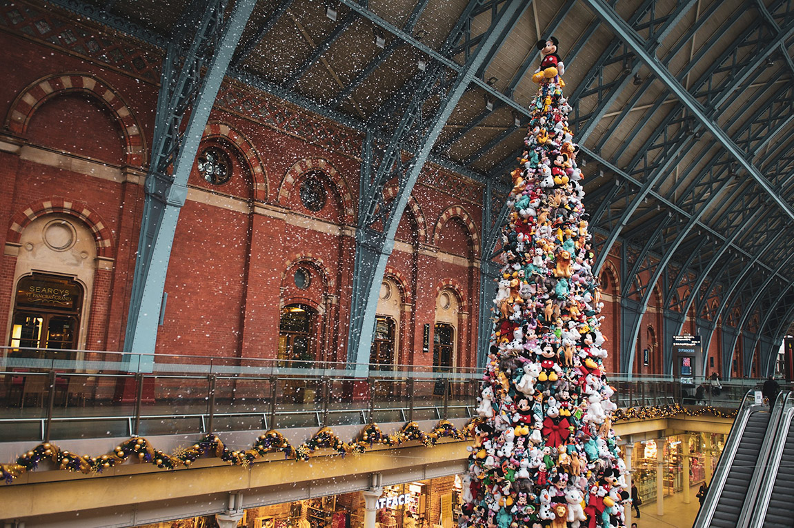 2015-st-pancras-disney-christmas-tree-3.jpg