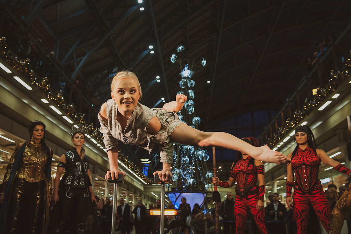 2016-st-pancras-cirque-de-soleil-christmas-tree.jpg