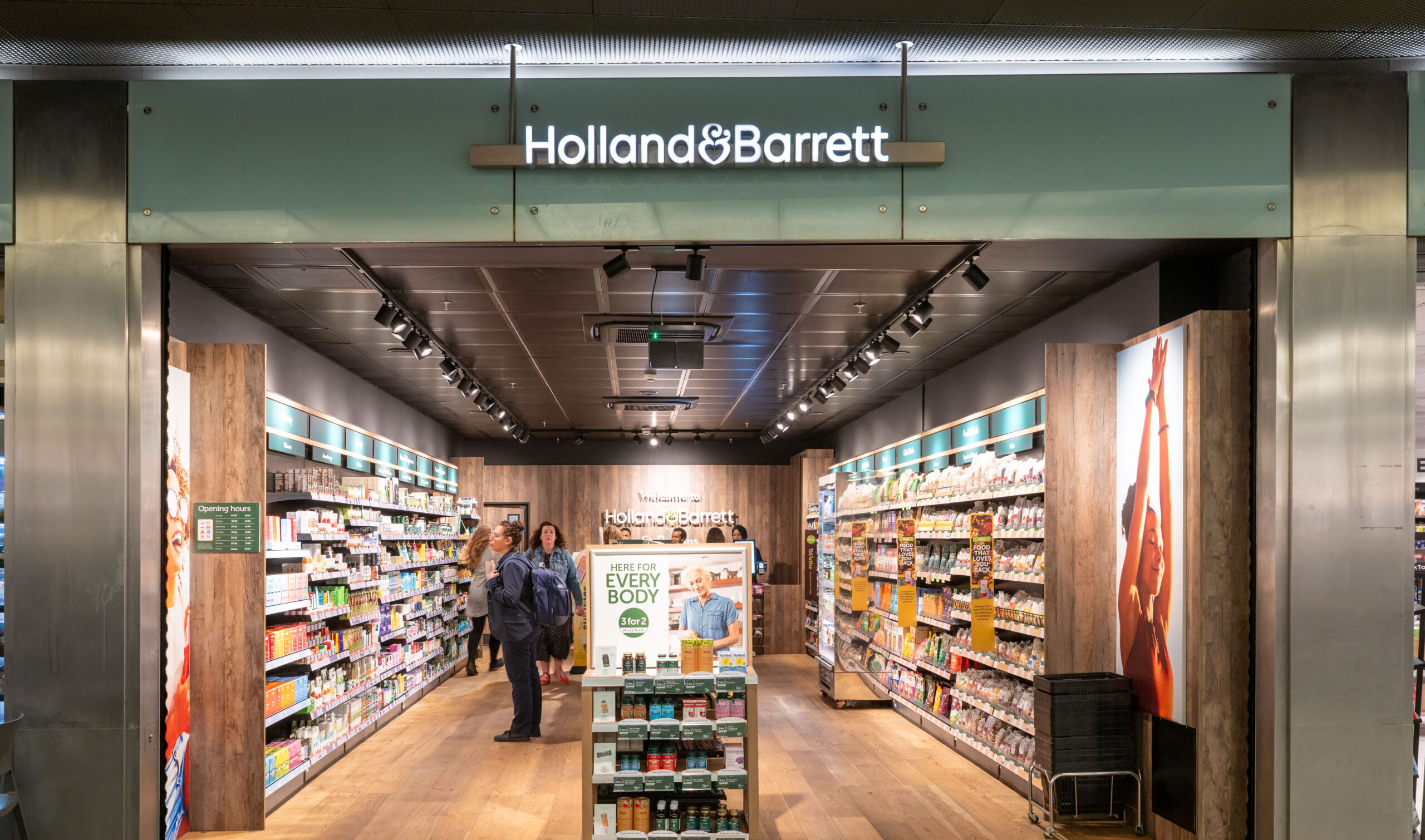 Holland & Barrett Re-Opens in The Circle_002