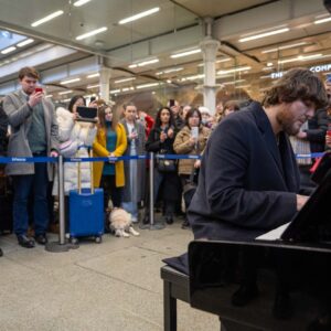 james-arthur-at-st-pancras-international_004