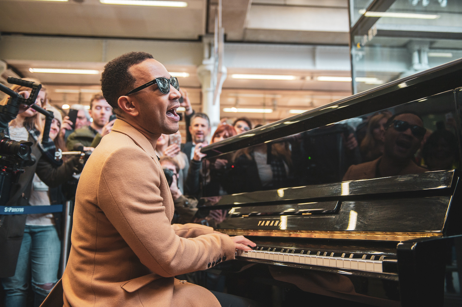 【美品】スーツ　John Player Special LONDON John Legend Wows the Crowd - London St. Pancras Highspeed