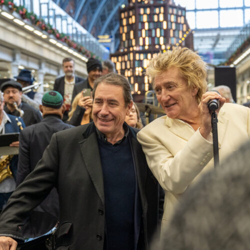 jools-holland-and-sir-rod-stewart-at-st-pancras-international-1_003