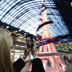 lancome_christmas_tree-and-pop-up-shop-at-st-pancras-london-5