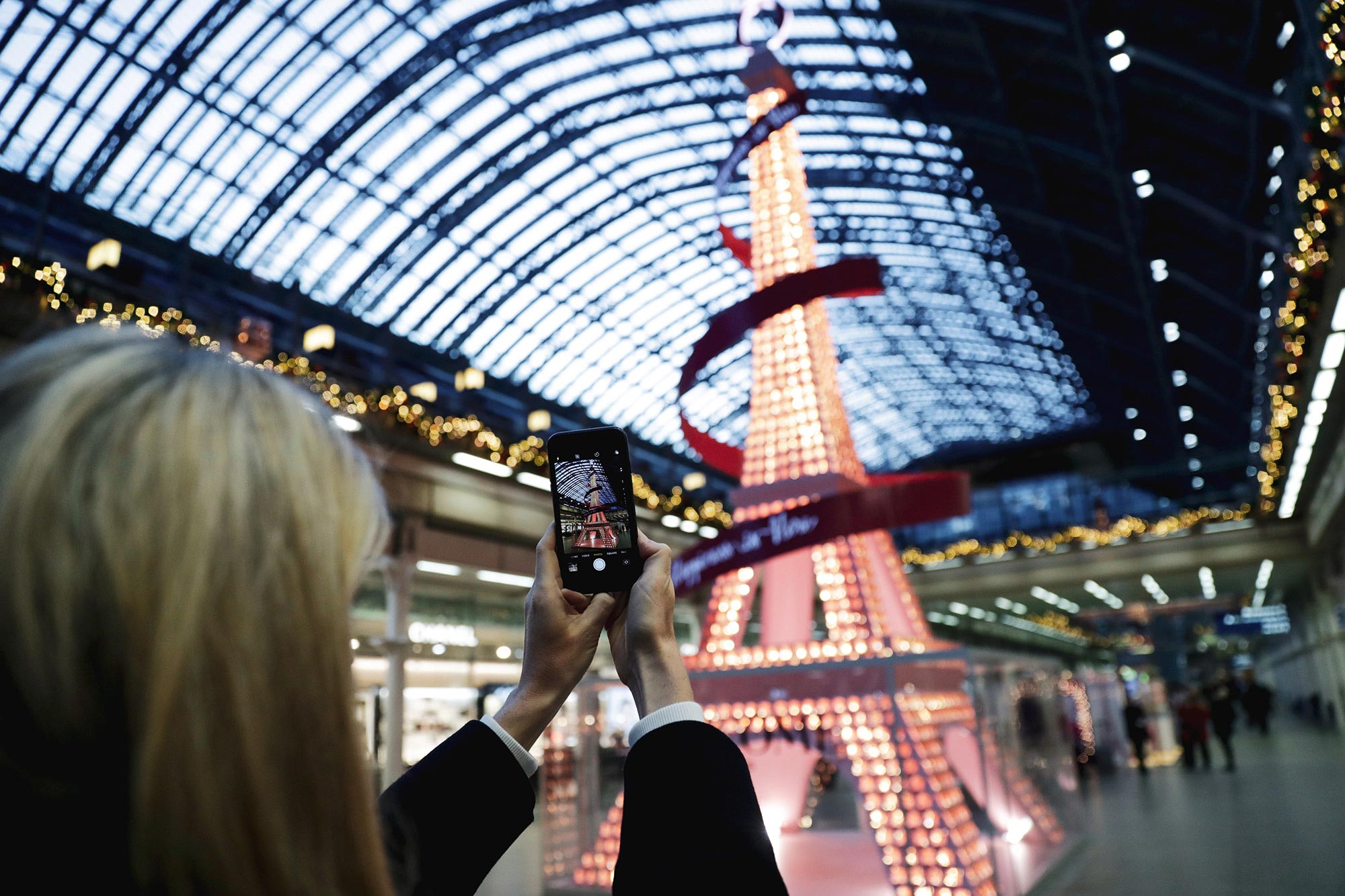 lancome_christmas_tree-and-pop-up-shop-at-st-pancras-london-5.jpg