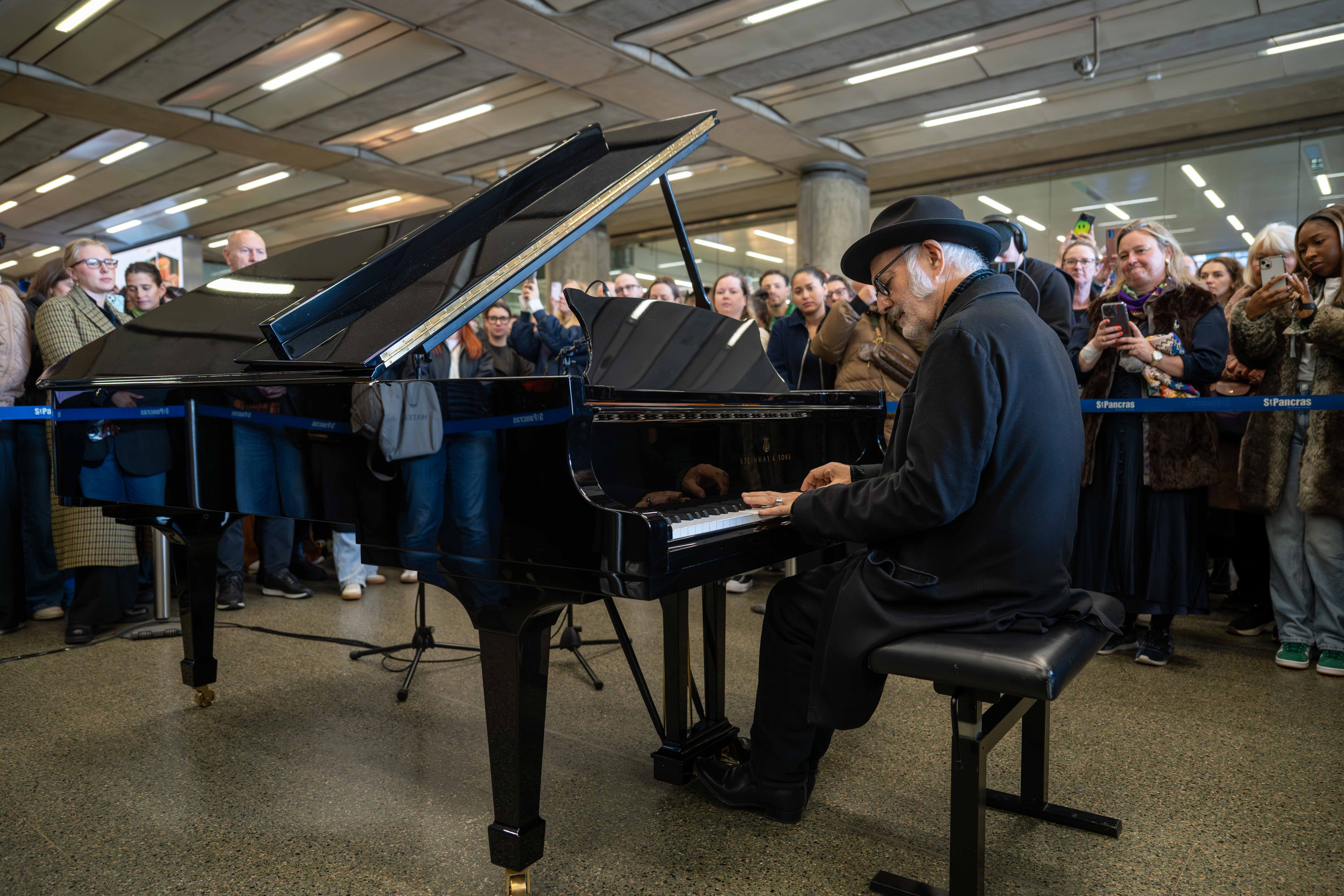 ludovico-einaudi_st-pancras_sam-lane_002.jpg