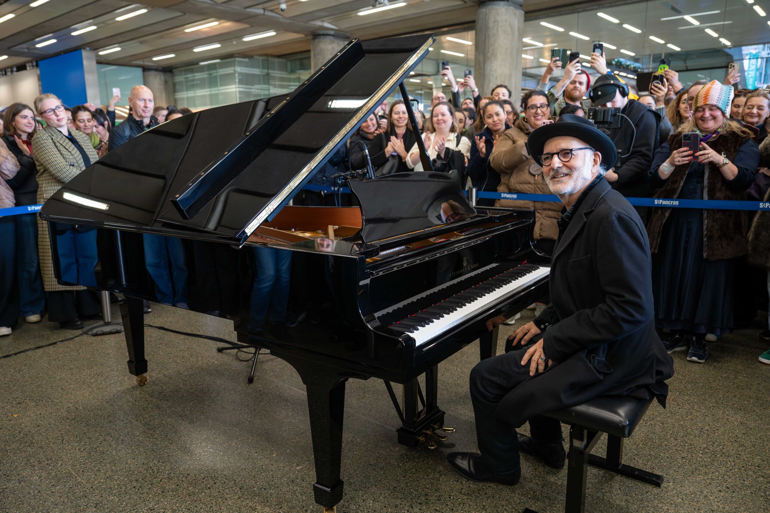 ludovico-einaudi_st-pancras_sam-lane_004