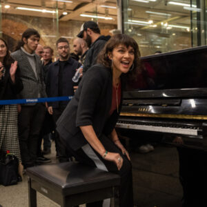 norah-jones-performs-at-st-pancras-international-1_001