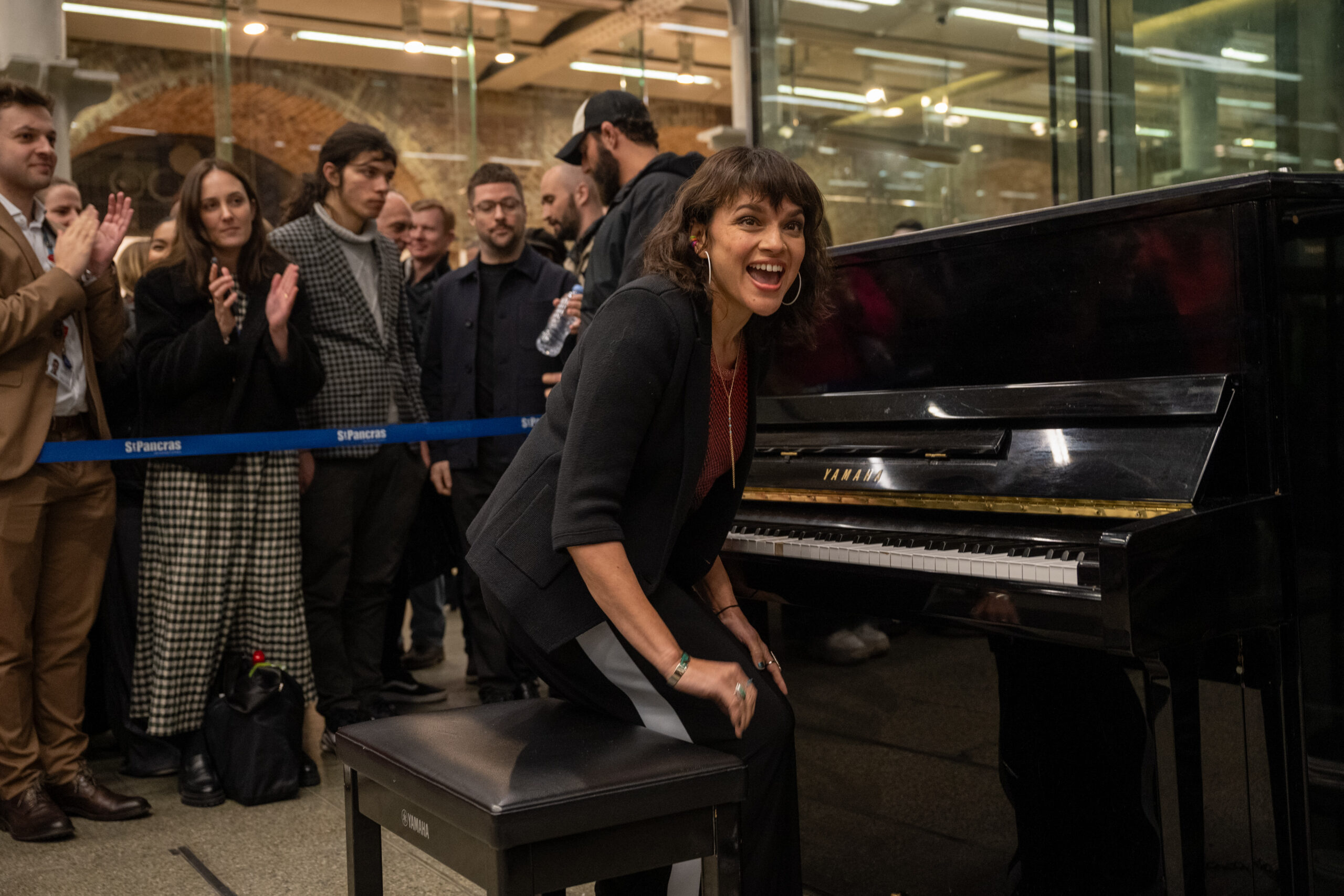 norah-jones-performs-at-st-pancras-international-1_001