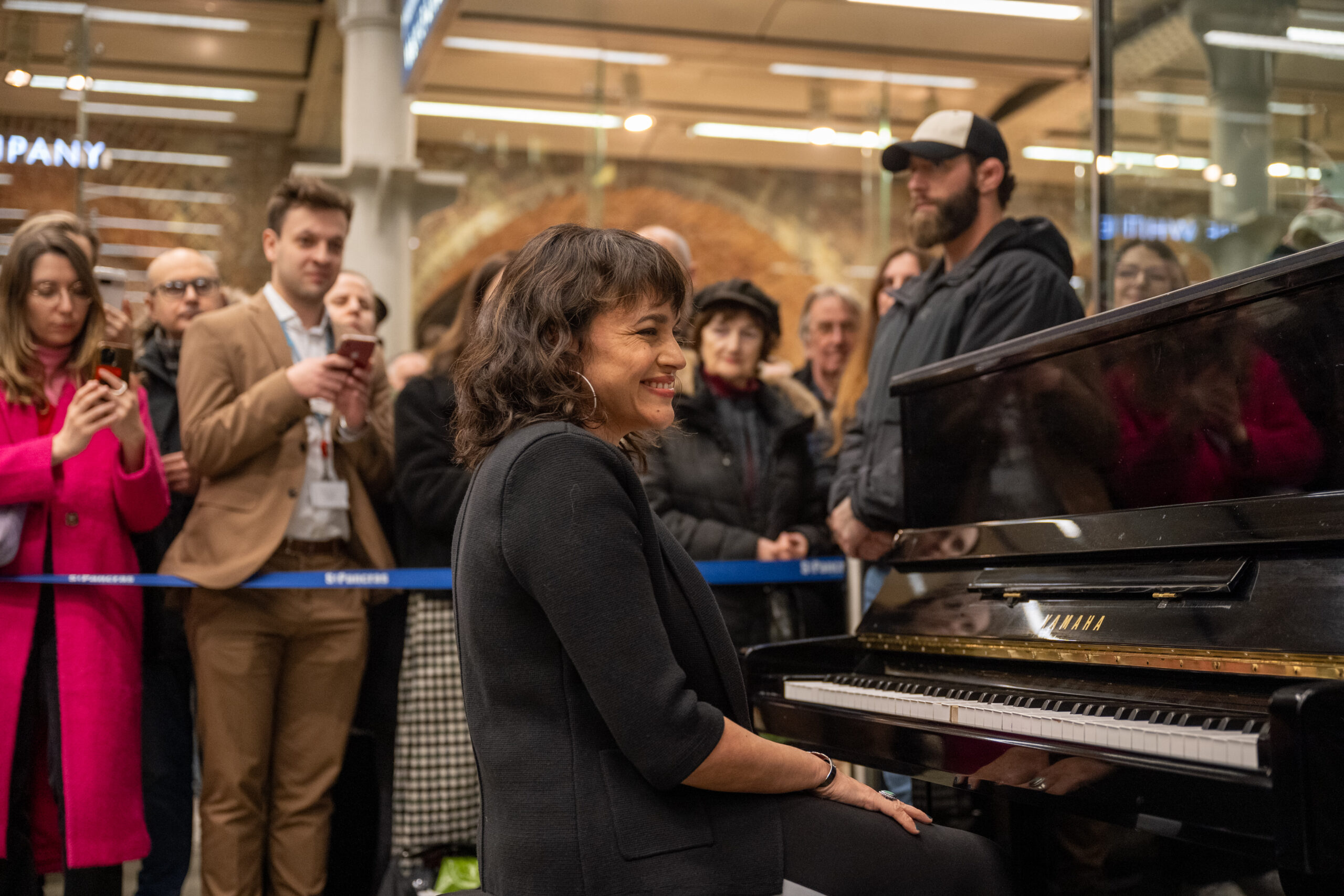 norah-jones-performs-at-st-pancras-international-3_019.jpg