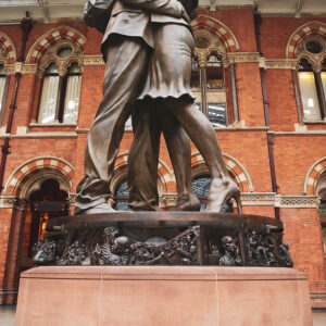 paul-day-s-lovers-statue-and-frieze-at-st-pancras-london-6