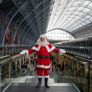 santa-and-the-st-pancras-grotto-2_011