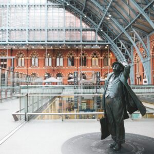 sir-john-betjeman-statue-at-st-pancras-london-4