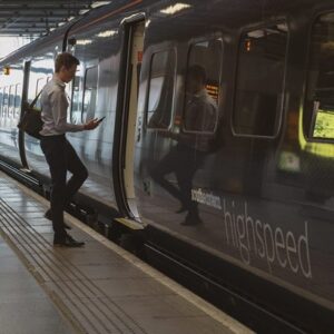 southeastern-train-at-st-pancras-and-commuter