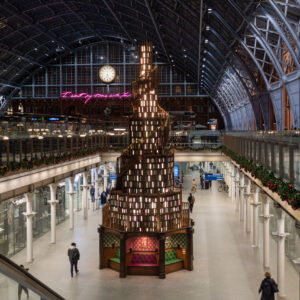 st-pancras-international-christmas-tree-with-hatchards_003