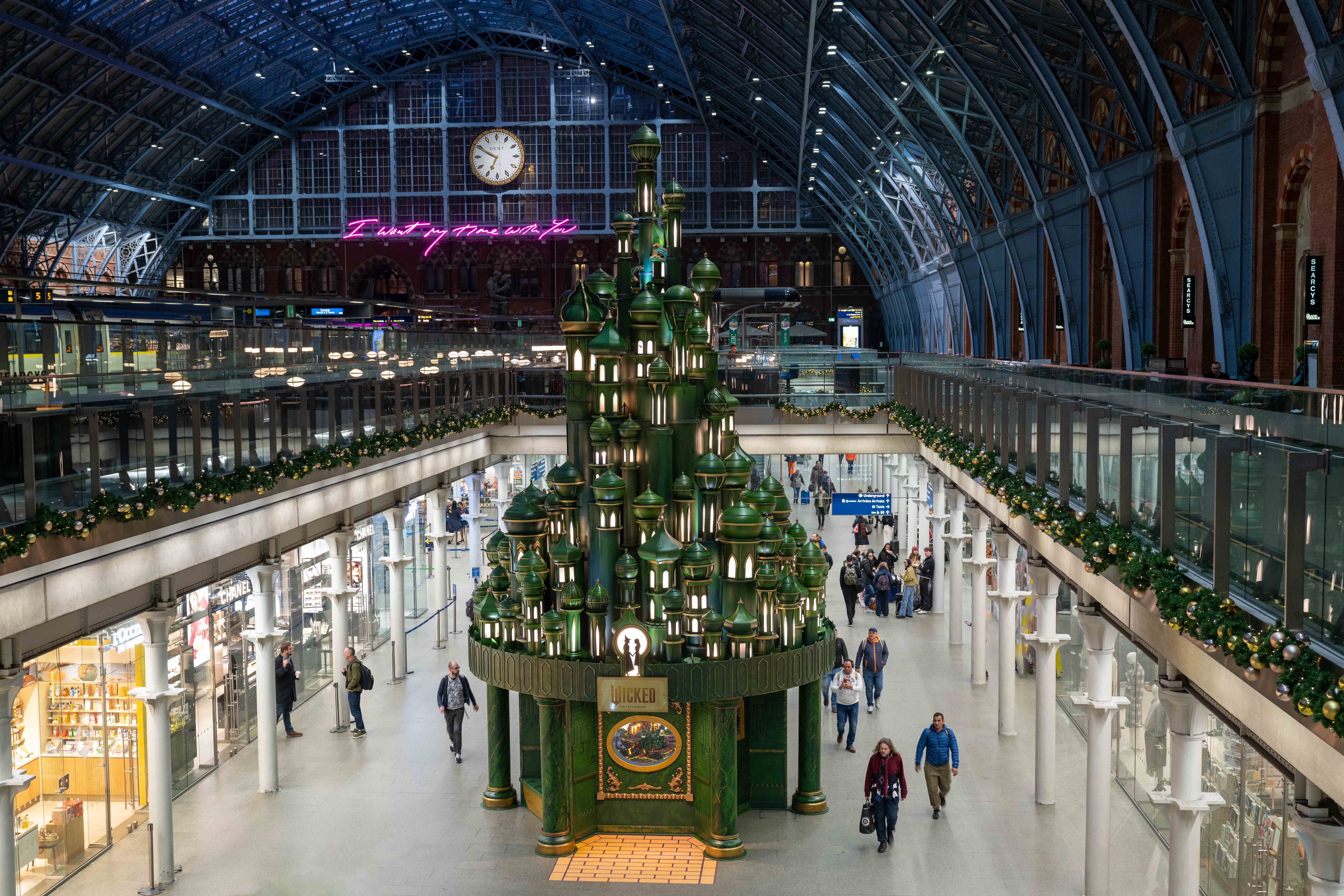 st-pancras-international-x-wicked-christmas-tree_002.jpg