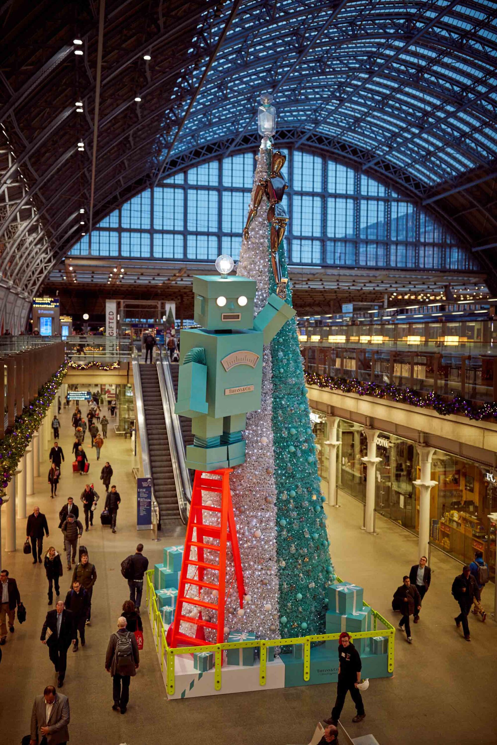 tiffany-christmas-tree-at-st-pancras-2