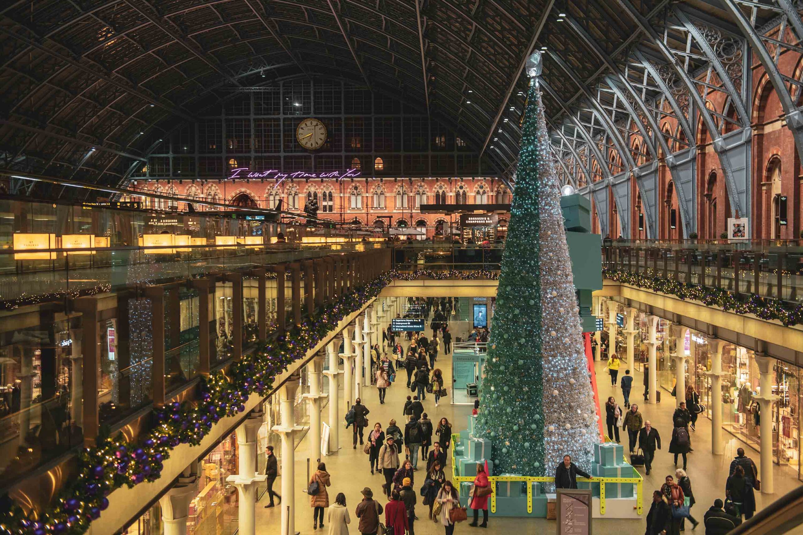 tiffany-christmas-tree-at-st-pancras.jpg