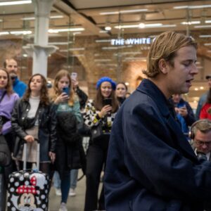 tom-odell-performs-in-st-pancras-international-25th-october-2022_006