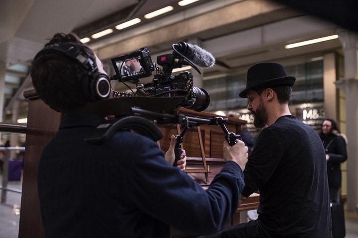 benjamin-kahh-the-mind-behind-the-hat-playing-st-pancras-piano.jpg
