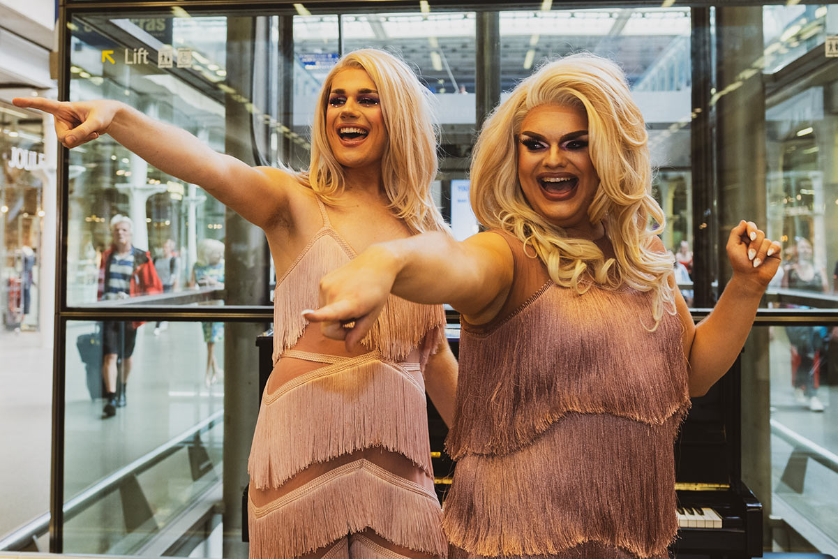 drag-queens-ophelia-love-and-kitty-scott-claus-at-st-pancras-for-london-pride-5.jpg