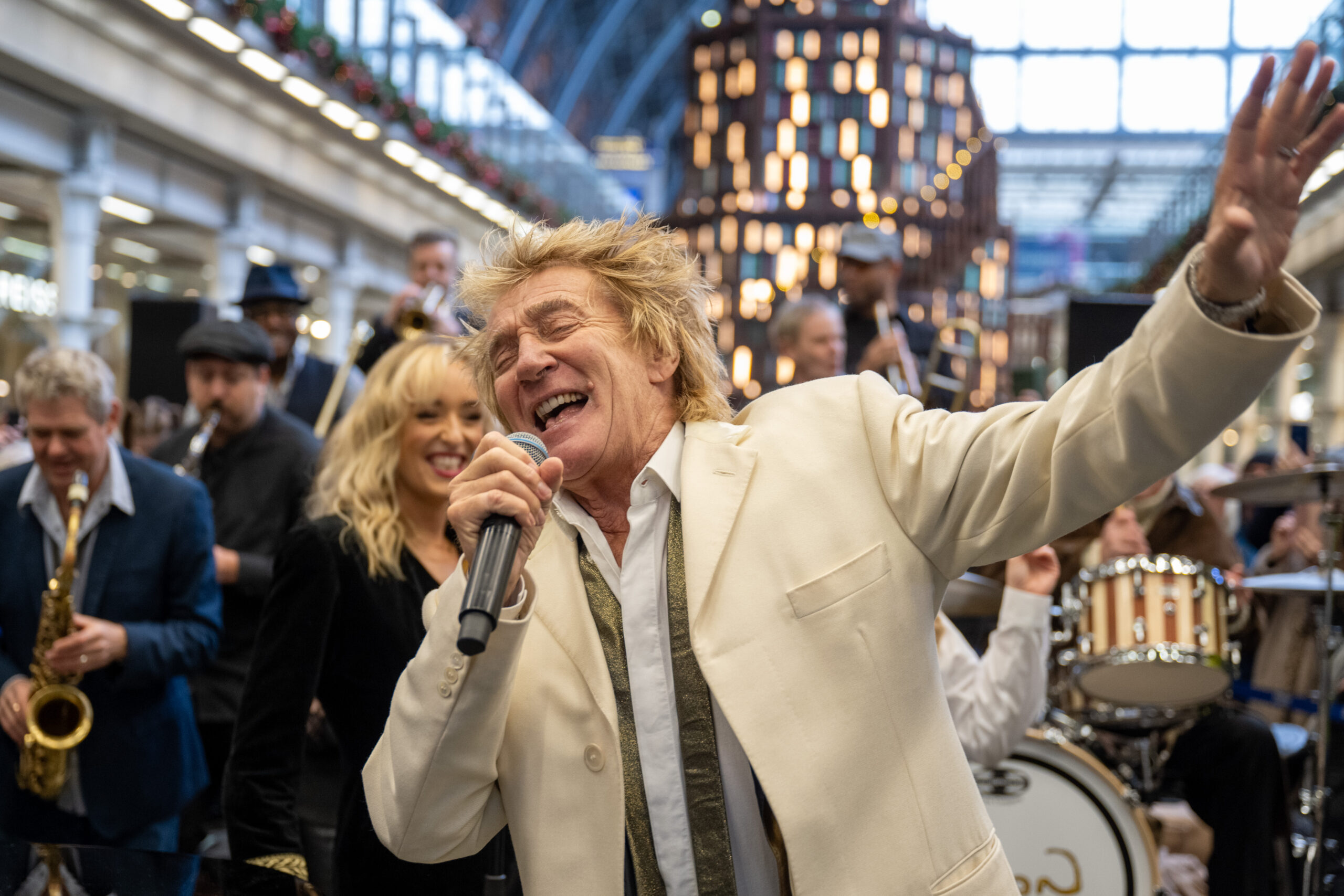 jools-holland-and-sir-rod-stewart-at-st-pancras-international-2_004.jpg