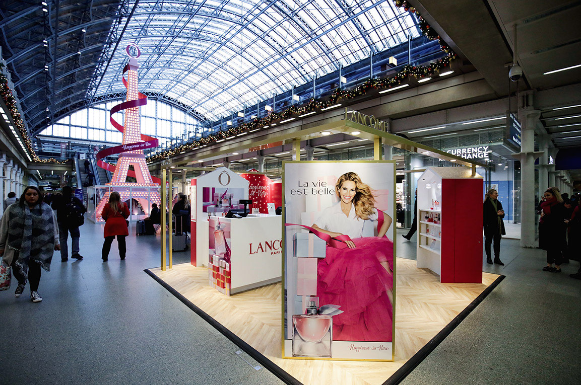 lancome_christmas_tree-and-pop-up-shop-at-st-pancras-london.jpg