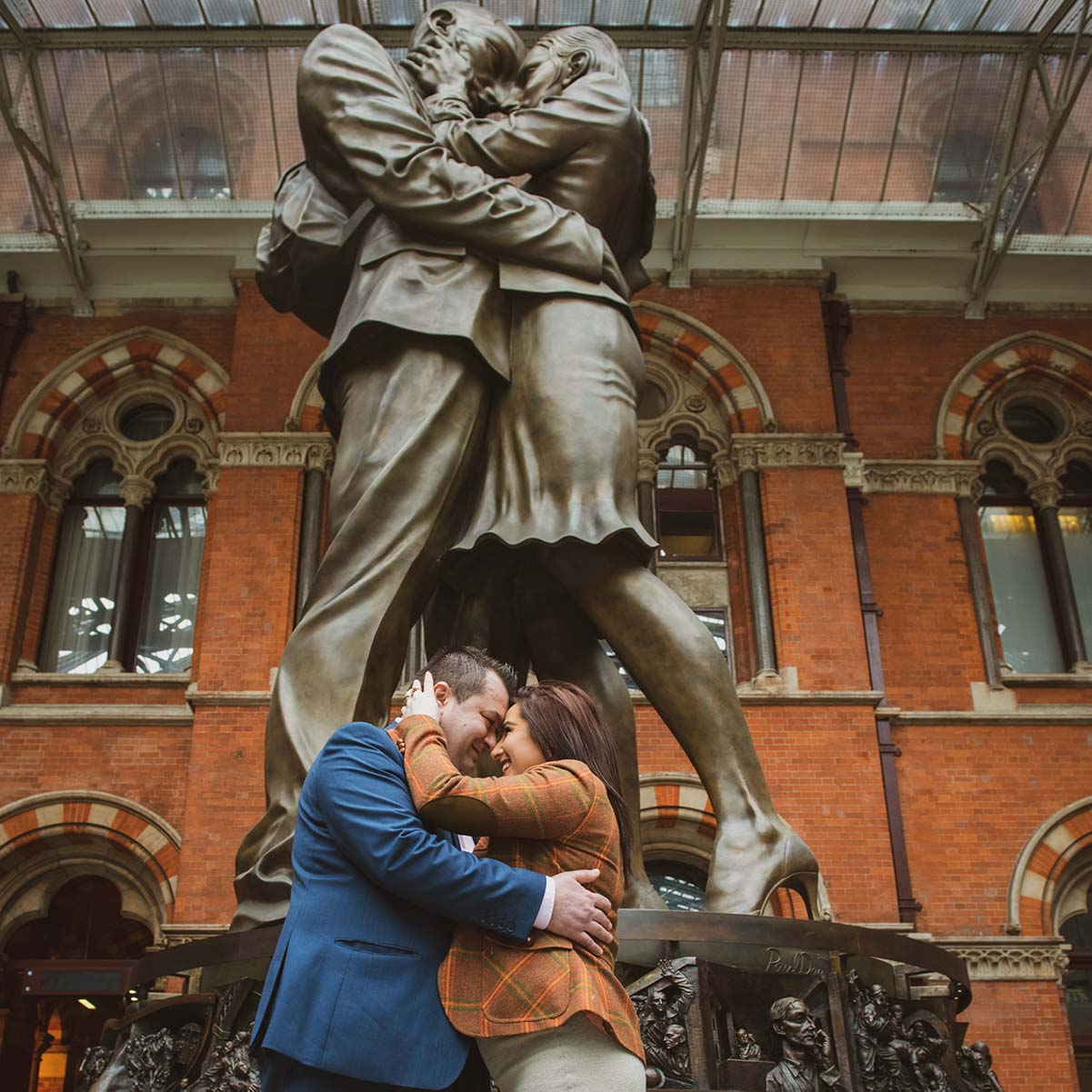 national-kissing-day-at-st-pancras-international_002.jpg
