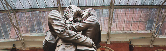 paul-day-s-lovers-statue-and-frieze-at-st-pancras-london-6.jpg