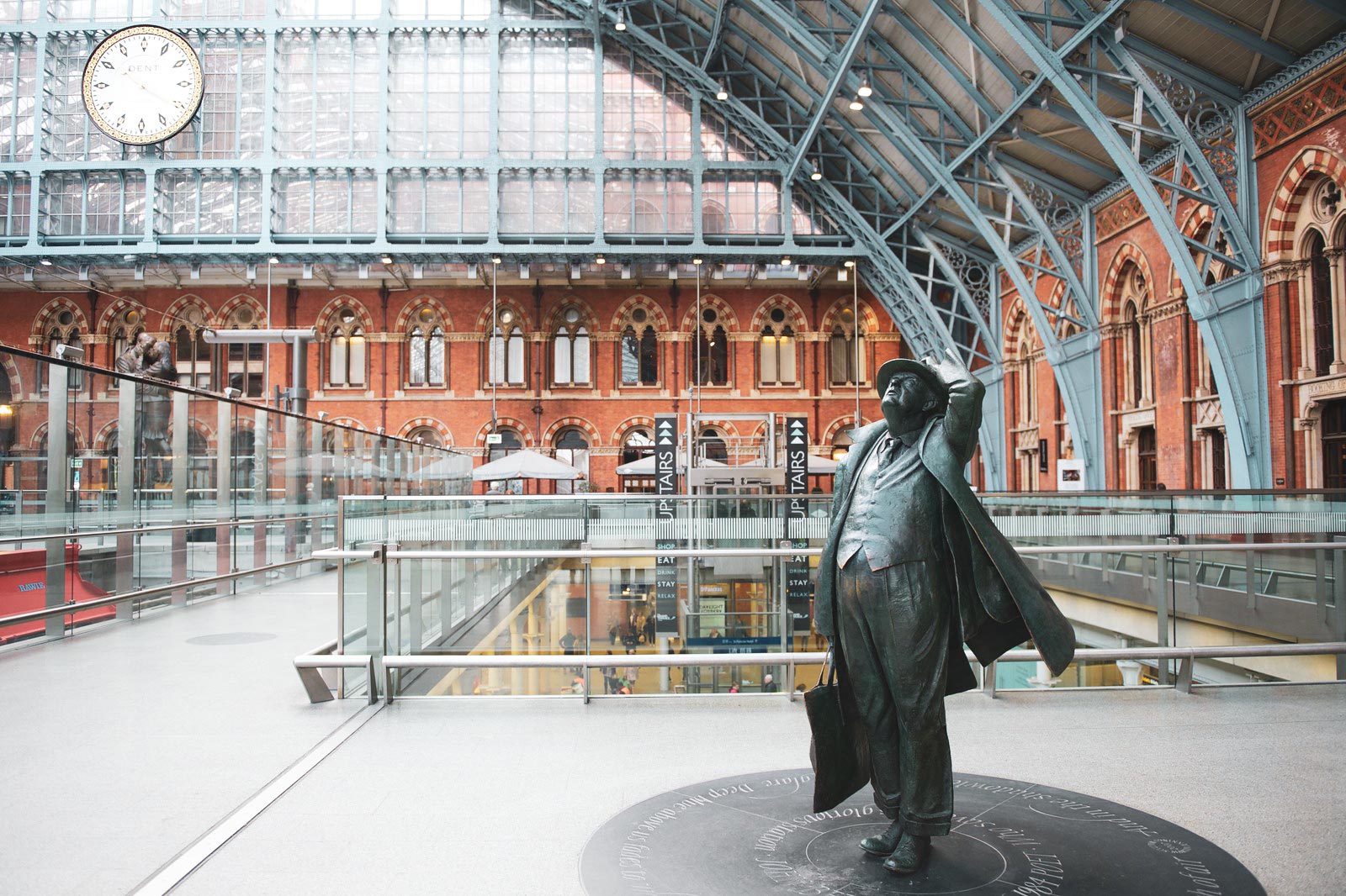 sir-john-betjeman-statue-at-st-pancras-london-4.jpg