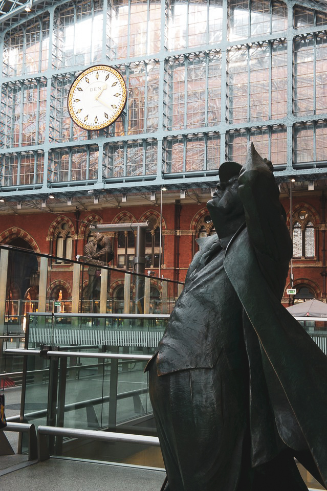 sir-john-betjeman-statue-at-st-pancras-london-6.jpg