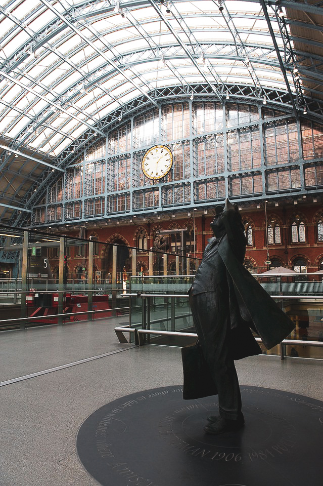 sir-john-betjeman-statue-at-st-pancras-london-7.jpg