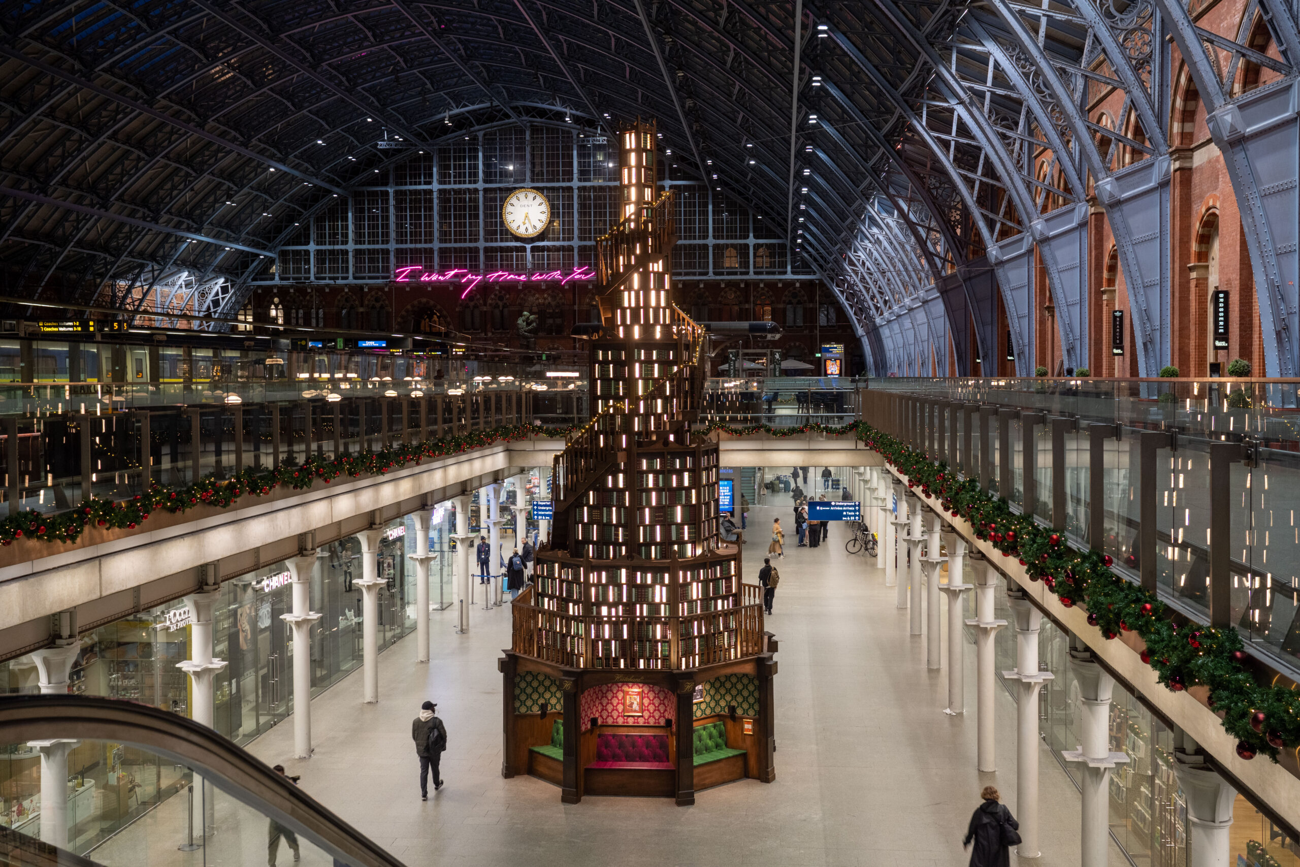 st-pancras-international-christmas-tree-with-hatchards_003.jpg