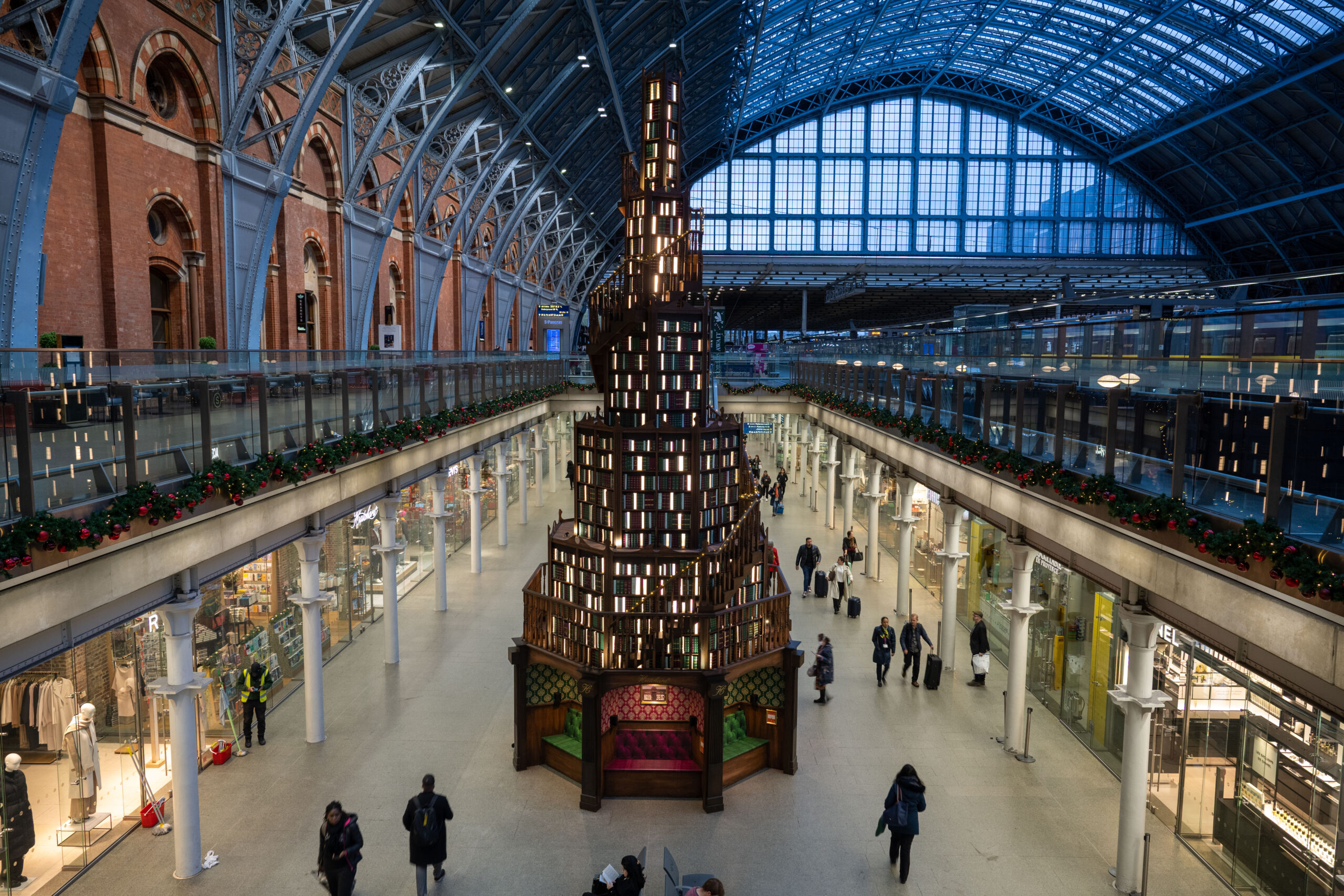st-pancras-international-christmas-tree-with-hatchards_007.jpg