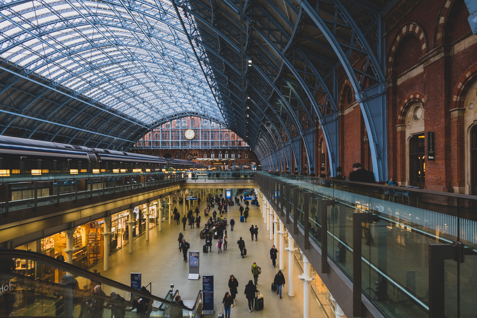 st-pancras-international-train-station-london-and-high-speed-eurostar-trains-2.jpg