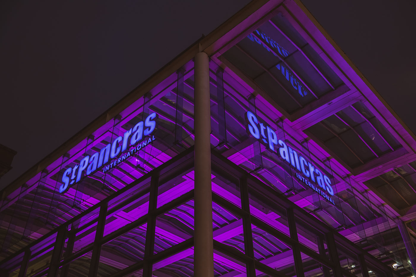 st-pancras-pancreatic-cancer-purple-lights_053.jpg