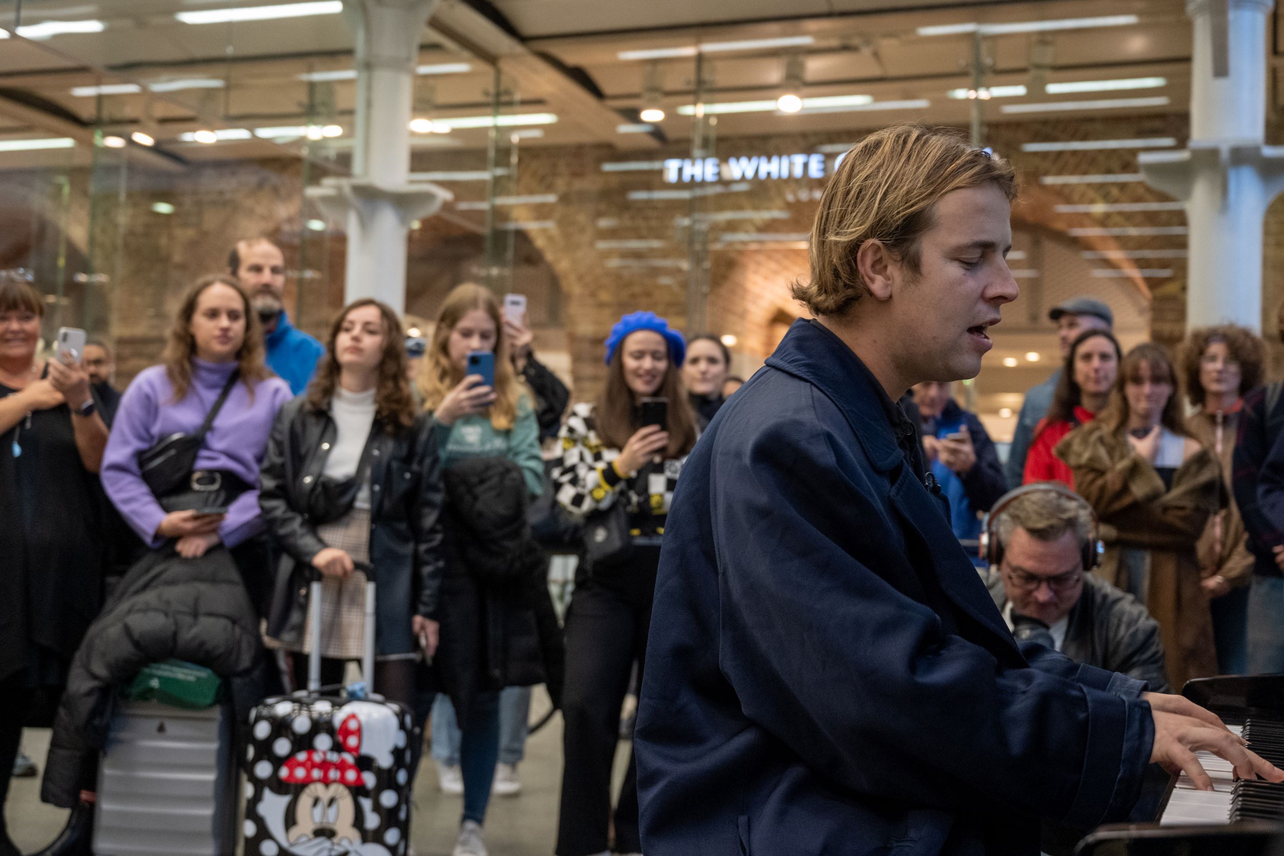 tom-odell-performs-in-st-pancras-international-25th-october-2022_006.jpg