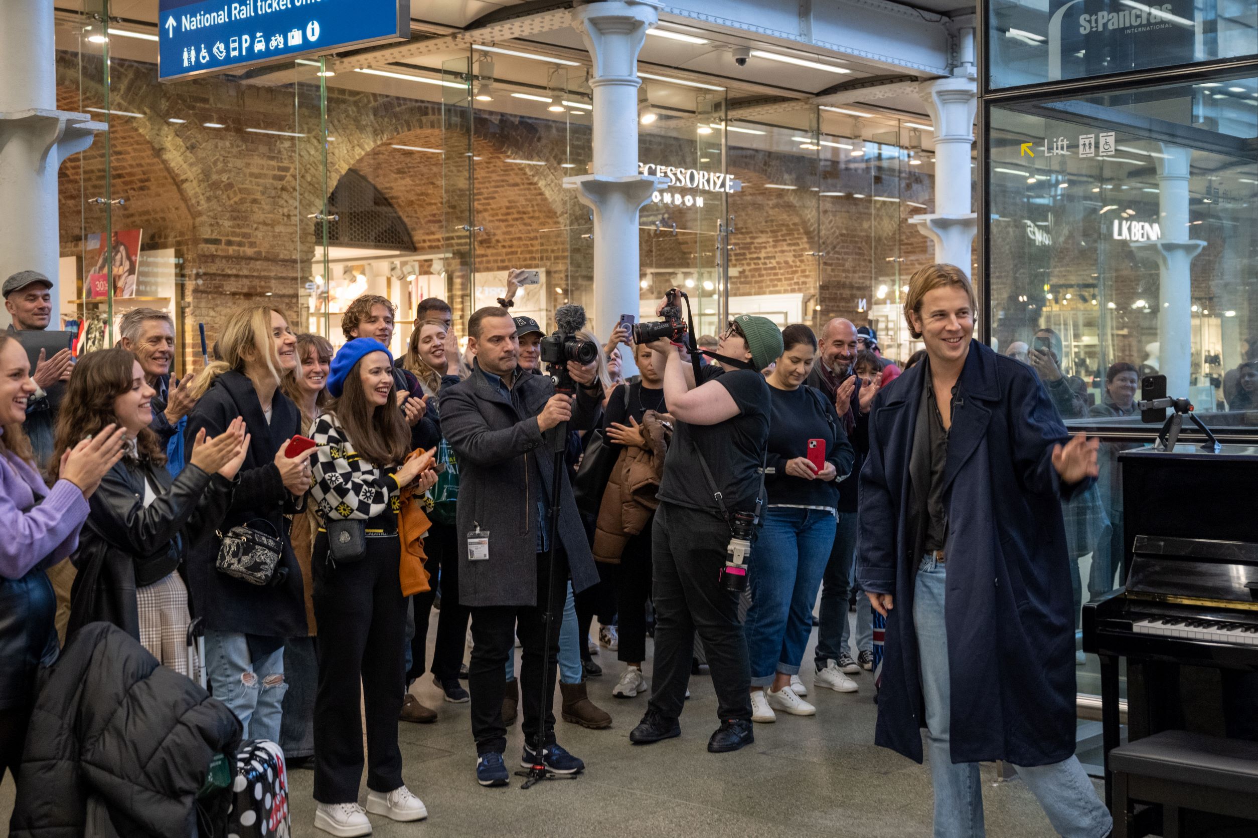 tom-odell-performs-in-st-pancras-international-25th-october-2022_010.jpg